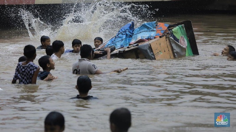 Underpass kemayoran jakarta pusat kembali menjadi kolam renang dadakan setelah hujan deras yang menguyur jakarta sejak pagi hari.