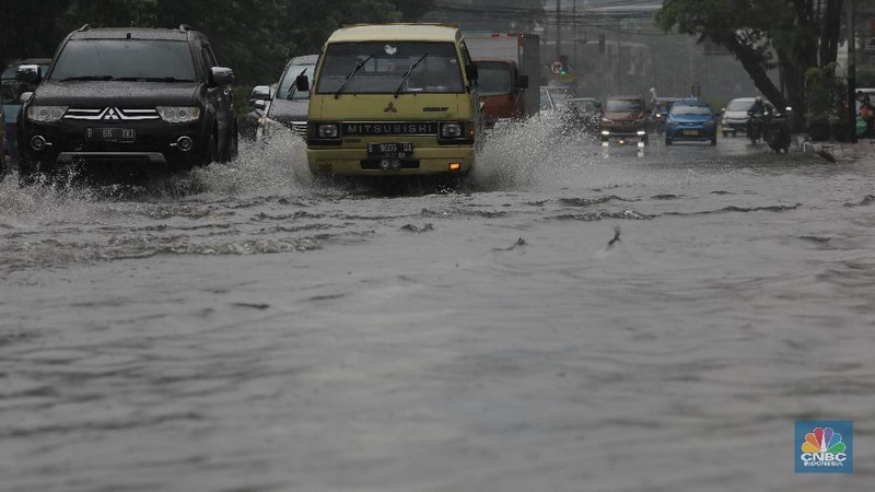 Badan Meteorologi Klimatologi dan Geofisika (BMKG) memperkirakan curah hujan dengan intensitas lebat akan terjadi sepekan ke depan.