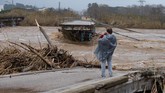 Aliran listrik diputus, jadwal perjalanan kereta mengalami gangguan dan sekolah diliburkan sementara.. (Josep LAGO / AFP)
