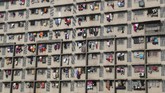 Pakaian-pakaian yang tengah dikeringkan digantung jendela pada suatu bangunan di Mumbai, India. (AP Photo/Rafiq Maqbool)