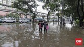 Pada pukul 12.00 WIB jumlah genangan bertambah hingga 54 titik dengan berbagai ketinggian dari 10 cm hingga 250 cm. (CNN Indonesia/ Adhi Wicaksono)