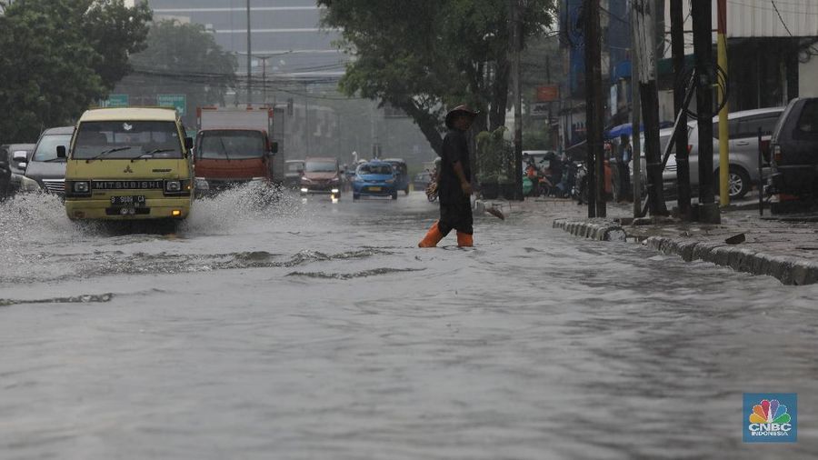 Badan Meteorologi Klimatologi dan Geofisika (BMKG) memperkirakan curah hujan dengan intensitas lebat akan terjadi sepekan ke depan.