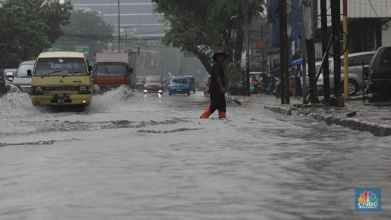 Badan Meteorologi Klimatologi dan Geofisika (BMKG) memperkirakan curah hujan dengan intensitas lebat akan terjadi sepekan ke depan.
