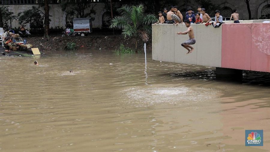 Underpass kemayoran jakarta pusat kembali menjadi kolam renang dadakan setelah hujan deras yang menguyur jakarta sejak pagi hari.