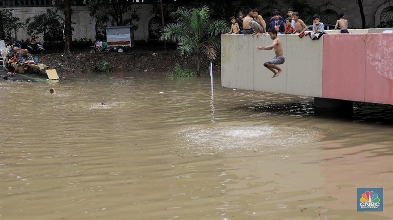 Underpass kemayoran jakarta pusat kembali menjadi kolam renang dadakan setelah hujan deras yang menguyur jakarta sejak pagi hari.