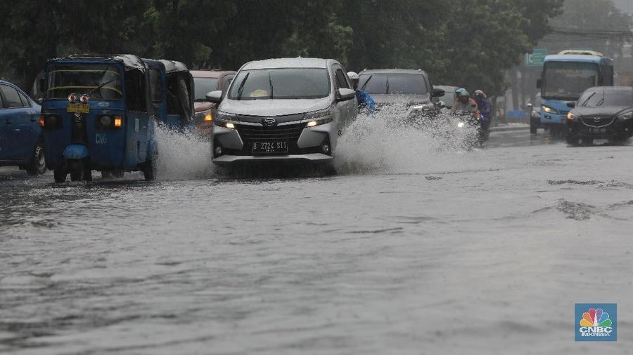 Badan Meteorologi Klimatologi dan Geofisika (BMKG) memperkirakan curah hujan dengan intensitas lebat akan terjadi sepekan ke depan.
