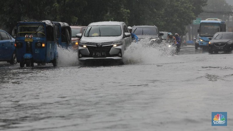 Badan Meteorologi Klimatologi dan Geofisika (BMKG) memperkirakan curah hujan dengan intensitas lebat akan terjadi sepekan ke depan.