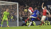 Chelsea gagal mengalahkan Arsenal di Stadion Stamford Bridge setelah ditahan imbang 2-2. Padahal Arsenal bermain dengan sepuluh pemain sejak babak pertama setelah David Luiz diusir wasit. (AP Photo/Leila Coker)