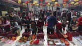 Masyarakat berdoa di Wong Tain Sin Temple, Hong Kong untuk merayakan Tahun Baru Imlek pada Sabtu (25/1). (AP Photo/Achmad Ibrahim)