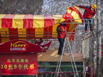 Corona Bikin Bioskop & Starbucks Tutup, Imlek di China Hampa