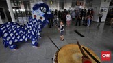 Barongsai beraksi di Stasiun LRT Velodrome, Jakarta, Sabtu (25/1). LRT Jakarta menggelar pertunjukan barongsai dan liang liong pada Tahun Baru Imlek untuk menghibur penumpang. (CNN Indonesia/ Adhi Wicaksono)