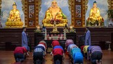 Sejumlah warga keturunan Tionghoa melaksanakan sembahyang di Vihara Eka Dharma Manggala di Palu, Sulawesi Tengah, Jumat (24/1) menjelang dini hari dalam rangka menyambut tahun baru Imlek 2571/2020. (ANTARA FOTO/Basri Marzuki/ama).