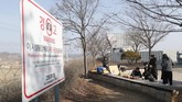 Para pengungsi Korea Utara dan keluarga mereka merayakan Tahun Baru Imlek di Paviliun Imjingak, dekat zona demiliterisasi Panmunjom, di Paju, Korea Selatan, Sabtu (25/1). (AP Photo/Ahn Young-joon)