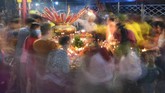 Masyarakat berdoa di Kuil Provinsi Kandal pada Sabtu (25/1) untuk merayakan Tahun Baru Imlek. (TANG CHHIN Sothy / AFP)