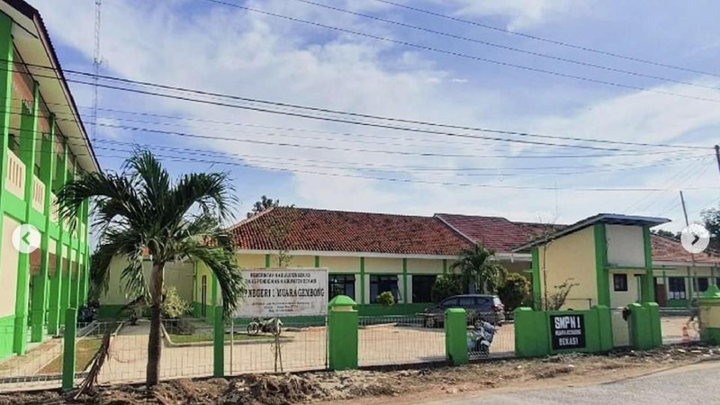 Presiden Jokowi menginstruksikan Kementerian PUPR untuk melakukan perbaikan gedung sekolah sejak Maret 2019 dengan dana APBN.