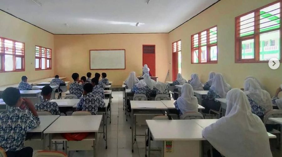 Presiden Jokowi menginstruksikan Kementerian PUPR untuk melakukan perbaikan gedung sekolah sejak Maret 2019 dengan dana APBN.