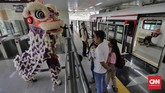 Barongsai beraksi di Stasiun LRT Velodrome, Jakarta, Sabtu (25/1). LRT Jakarta menggelar pertunjukan barongsai dan liang liong pada Tahun Baru Imlek untuk menghibur penumpang. (CNN Indonesia/ Adhi Wicaksono)