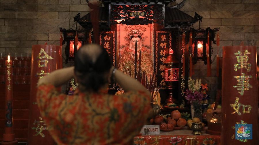 Warga keturunan Tionghoa melaksankan sembahyang di Vihara Amurva Bhumi, kawasan Karet Semanggi, Jakarta, Jumat (24/1/2020). Ibadah tersebut dalam rangka Tahun Baru Imlek 2571/2020.
Tahun Baru Imlek selalu menjadi ajang perayaan terbesar bagi etnis Tionghoa, tidak hanya di negara asalnya tapi juga di seluruh dunia salah satunya di Indonesia.
Tahun Baru Imlek merupakan perayaan terpenting bagi orang Tionghoa. Perayaan tahun baru imlek dimulai pada hari pertama bulan pertama di penanggalan Tionghoa dan berakhir dengan Cap Go Meh pada hari ke-15.
Perayaan Imlek ini meliputi sembahyang Imlek, sembahyang kepada Thian dan yang terakhir dilakukan adalah perayaan Cap Go Meh. Tujuan dilakukannya sembahyang tersebut, sebagai rasa terima kasih atau rasa syukur untuk menyambut Tahun Baru.
Salah satu ciri khas dalam setiap perayaan Imlek adalah serba warna merah. Dalam budaya China, warna merah diidentikkan sebagai simbol kebahagiaan, kesehatan dan kemakmuran.
Warna merah juga dipercaya dapat menangkal roh jahat dan mendatangkan keberuntungan.
Warna merah juga dipercaya dapat mengusir Nian atau sejenis makhluk buas yang hidup di dasar laut atau gunung yang keluar saat musim semi atau saat tahun baru Imlek.
Perayaan Imlek diyakini amat penting untuk memperoleh keberuntungan di tahun mendatang.
Tahun Baru Imlek sekaligus menandai dimulainya shio baru. Imlek tahun ini adalah shio tikus logam.
Warna merah dalam pakaian yang dikenakan adalah warna keberuntungan orang China. Warna itu dipercaya menakuti roh-roh dan nasib buruk.
Di Vihara Amurva Bhumi juga menampilkan atraksi Barongsai. Pagelaran Barongsai selalu ada setiap perayaan Imlek.
Menurut kepercayaan orang China kuno, tarian barongsai menjadi cara untuk mengusir setan dan roh jahat.
angpau juga dipercaya makin memperlancar rezeki di kemudian hari. Membagikan angpau pada saat Imlek berkaitan dengan transfer energi dan kesejahteraan yang juga dipercaya memperlancar rezeki di kemudian hari. (²©²ÊÍøÕ¾/Andrean Kristianto).