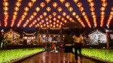 Warga keturunan Tionghoa berjalan untuk melakukan sembahyang malam Imlek di Vihara Satya Budhi, Bandung, Jawa Barat, Jumat (24/1). (ANTARA FOTO/Novrian Arbi/ama)