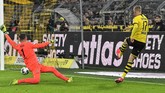 Tak mau menyia-nyiakan waktu di lapangan, Erling Haaland kembali cetak gol ke gawang Koln sekaligus menutup kemenangan Die Borussen dengan skor 5-1. (AP Photo/Martin Meissner)