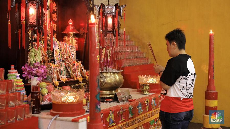 Warga keturunan Tionghoa melaksankan sembahyang di Vihara Amurva Bhumi, kawasan Karet Semanggi, Jakarta, Jumat (24/1/2020). Ibadah tersebut dalam rangka Tahun Baru Imlek 2571/2020. 


Tahun Baru Imlek selalu menjadi ajang perayaan terbesar bagi etnis Tionghoa, tidak hanya di negara asalnya tapi juga di seluruh dunia salah satunya di Indonesia.



Tahun Baru Imlek merupakan perayaan terpenting bagi orang Tionghoa. Perayaan tahun baru imlek dimulai pada hari pertama bulan pertama di penanggalan Tionghoa dan berakhir dengan Cap Go Meh pada hari ke-15.


Perayaan Imlek ini meliputi sembahyang Imlek, sembahyang kepada Thian dan yang terakhir dilakukan adalah perayaan Cap Go Meh. Tujuan dilakukannya sembahyang tersebut, sebagai rasa terima kasih atau rasa syukur untuk menyambut Tahun Baru.


Salah satu ciri khas dalam setiap perayaan Imlek adalah serba warna merah. Dalam budaya China, warna merah diidentikkan sebagai simbol kebahagiaan, kesehatan dan kemakmuran. 

Warna merah juga dipercaya dapat menangkal roh jahat dan mendatangkan keberuntungan.



Warna merah juga dipercaya dapat mengusir Nian atau sejenis makhluk buas yang hidup di dasar laut atau gunung yang keluar saat musim semi atau saat tahun baru Imlek.



Perayaan Imlek diyakini amat penting untuk memperoleh keberuntungan di tahun mendatang.


Tahun Baru Imlek sekaligus menandai dimulainya shio baru. Imlek tahun ini adalah shio tikus logam.



Warna merah dalam pakaian yang dikenakan adalah warna keberuntungan orang China. Warna itu dipercaya menakuti roh-roh dan nasib buruk.




Di Vihara Amurva Bhumi juga menampilkan atraksi Barongsai. Pagelaran Barongsai selalu ada setiap perayaan Imlek. 


Menurut kepercayaan orang China kuno, tarian barongsai menjadi cara untuk mengusir setan dan roh jahat. 




angpau juga dipercaya makin memperlancar rezeki di kemudian hari. Membagikan angpau pada saat Imlek berkaitan dengan transfer energi dan kesejahteraan yang juga dipercaya memperlancar rezeki di kemudian hari. (CNBC Indonesia/Andrean Kristianto).