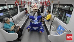 FOTO: Atraksi Barongsai di LRT Saat Imlek