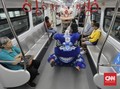 FOTO: Atraksi Barongsai di LRT Saat Imlek