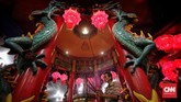 Warga keturunan Tionghoa melakukan sembahyang di Vihara Amurva Bhumi, kawasan Karet Semanggi, Jakarta, Jumat (24/1) dalam rangka menyambut Tahun Baru Imlek 2571/2020. (CNN Indonesia/ Adhi Wicaksono)