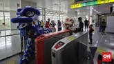Barongsai beraksi di Stasiun LRT Velodrome, Jakarta, Sabtu (25/1). LRT Jakarta menggelar pertunjukan barongsai dan liang liong pada Tahun Baru Imlek untuk menghibur penumpang. (CNN Indonesia/ Adhi Wicaksono)