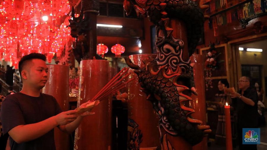 Warga keturunan Tionghoa melaksankan sembahyang di Vihara Amurva Bhumi, kawasan Karet Semanggi, Jakarta, Jumat (24/1/2020). Ibadah tersebut dalam rangka Tahun Baru Imlek 2571/2020.
Tahun Baru Imlek selalu menjadi ajang perayaan terbesar bagi etnis Tionghoa, tidak hanya di negara asalnya tapi juga di seluruh dunia salah satunya di Indonesia.
Tahun Baru Imlek merupakan perayaan terpenting bagi orang Tionghoa. Perayaan tahun baru imlek dimulai pada hari pertama bulan pertama di penanggalan Tionghoa dan berakhir dengan Cap Go Meh pada hari ke-15.
Perayaan Imlek ini meliputi sembahyang Imlek, sembahyang kepada Thian dan yang terakhir dilakukan adalah perayaan Cap Go Meh. Tujuan dilakukannya sembahyang tersebut, sebagai rasa terima kasih atau rasa syukur untuk menyambut Tahun Baru.
Salah satu ciri khas dalam setiap perayaan Imlek adalah serba warna merah. Dalam budaya China, warna merah diidentikkan sebagai simbol kebahagiaan, kesehatan dan kemakmuran.
Warna merah juga dipercaya dapat menangkal roh jahat dan mendatangkan keberuntungan.
Warna merah juga dipercaya dapat mengusir Nian atau sejenis makhluk buas yang hidup di dasar laut atau gunung yang keluar saat musim semi atau saat tahun baru Imlek.
Perayaan Imlek diyakini amat penting untuk memperoleh keberuntungan di tahun mendatang.
Tahun Baru Imlek sekaligus menandai dimulainya shio baru. Imlek tahun ini adalah shio tikus logam.
Warna merah dalam pakaian yang dikenakan adalah warna keberuntungan orang China. Warna itu dipercaya menakuti roh-roh dan nasib buruk.
Di Vihara Amurva Bhumi juga menampilkan atraksi Barongsai. Pagelaran Barongsai selalu ada setiap perayaan Imlek.
Menurut kepercayaan orang China kuno, tarian barongsai menjadi cara untuk mengusir setan dan roh jahat.
angpau juga dipercaya makin memperlancar rezeki di kemudian hari. Membagikan angpau pada saat Imlek berkaitan dengan transfer energi dan kesejahteraan yang juga dipercaya memperlancar rezeki di kemudian hari. (²©²ÊÍøÕ¾/Andrean Kristianto).