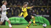 Marco Reus juga mencatat namanya di papan skor bersama Raphael Guirrero di laga Borussia Dortmund vs FC Koln. (AP Photo/Martin Meissner)