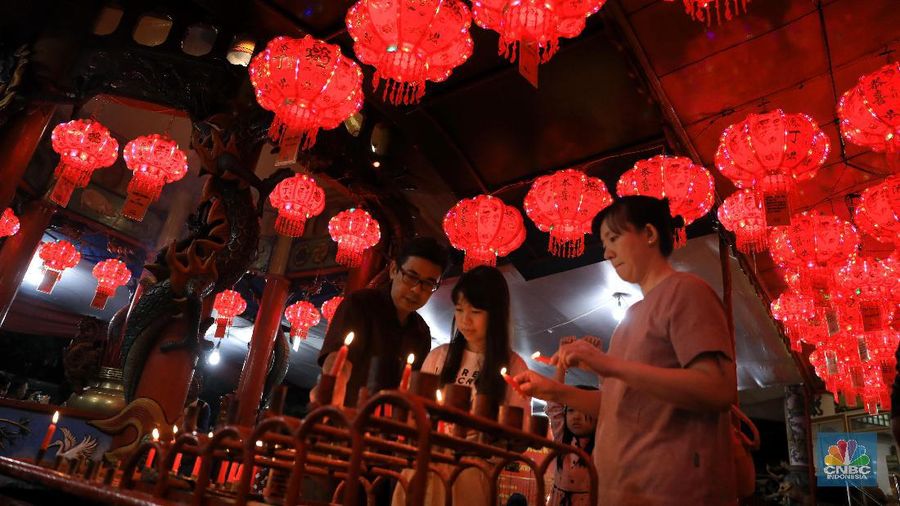 Warga keturunan Tionghoa melaksankan sembahyang di Vihara Amurva Bhumi, kawasan Karet Semanggi, Jakarta, Jumat (24/1/2020). Ibadah tersebut dalam rangka Tahun Baru Imlek 2571/2020.
Tahun Baru Imlek selalu menjadi ajang perayaan terbesar bagi etnis Tionghoa, tidak hanya di negara asalnya tapi juga di seluruh dunia salah satunya di Indonesia.
Tahun Baru Imlek merupakan perayaan terpenting bagi orang Tionghoa. Perayaan tahun baru imlek dimulai pada hari pertama bulan pertama di penanggalan Tionghoa dan berakhir dengan Cap Go Meh pada hari ke-15.
Perayaan Imlek ini meliputi sembahyang Imlek, sembahyang kepada Thian dan yang terakhir dilakukan adalah perayaan Cap Go Meh. Tujuan dilakukannya sembahyang tersebut, sebagai rasa terima kasih atau rasa syukur untuk menyambut Tahun Baru.
Salah satu ciri khas dalam setiap perayaan Imlek adalah serba warna merah. Dalam budaya China, warna merah diidentikkan sebagai simbol kebahagiaan, kesehatan dan kemakmuran.
Warna merah juga dipercaya dapat menangkal roh jahat dan mendatangkan keberuntungan.
Warna merah juga dipercaya dapat mengusir Nian atau sejenis makhluk buas yang hidup di dasar laut atau gunung yang keluar saat musim semi atau saat tahun baru Imlek.
Perayaan Imlek diyakini amat penting untuk memperoleh keberuntungan di tahun mendatang.
Tahun Baru Imlek sekaligus menandai dimulainya shio baru. Imlek tahun ini adalah shio tikus logam.
Warna merah dalam pakaian yang dikenakan adalah warna keberuntungan orang China. Warna itu dipercaya menakuti roh-roh dan nasib buruk.
Di Vihara Amurva Bhumi juga menampilkan atraksi Barongsai. Pagelaran Barongsai selalu ada setiap perayaan Imlek.
Menurut kepercayaan orang China kuno, tarian barongsai menjadi cara untuk mengusir setan dan roh jahat.
angpau juga dipercaya makin memperlancar rezeki di kemudian hari. Membagikan angpau pada saat Imlek berkaitan dengan transfer energi dan kesejahteraan yang juga dipercaya memperlancar rezeki di kemudian hari. (CNBC Indonesia/Andrean Kristianto).