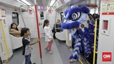 Barongsai beraksi di Stasiun LRT Velodrome, Jakarta, Sabtu (25/1). LRT Jakarta menggelar pertunjukan barongsai dan liang liong pada Tahun Baru Imlek untuk menghibur penumpang. (CNN Indonesia/ Adhi Wicaksono)