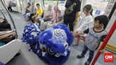 Barongsai beraksi di Stasiun LRT Velodrome, Jakarta, Sabtu (25/1). LRT Jakarta menggelar pertunjukan barongsai dan liang liong pada Tahun Baru Imlek untuk menghibur penumpang. (CNN Indonesia/ Adhi Wicaksono)