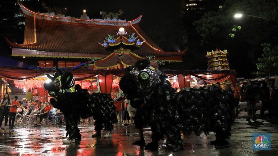 Warga keturunan Tionghoa melaksankan sembahyang di Vihara Amurva Bhumi, kawasan Karet Semanggi, Jakarta, Jumat (24/1/2020). Ibadah tersebut dalam rangka Tahun Baru Imlek 2571/2020.
Tahun Baru Imlek selalu menjadi ajang perayaan terbesar bagi etnis Tionghoa, tidak hanya di negara asalnya tapi juga di seluruh dunia salah satunya di Indonesia.
Tahun Baru Imlek merupakan perayaan terpenting bagi orang Tionghoa. Perayaan tahun baru imlek dimulai pada hari pertama bulan pertama di penanggalan Tionghoa dan berakhir dengan Cap Go Meh pada hari ke-15.
Perayaan Imlek ini meliputi sembahyang Imlek, sembahyang kepada Thian dan yang terakhir dilakukan adalah perayaan Cap Go Meh. Tujuan dilakukannya sembahyang tersebut, sebagai rasa terima kasih atau rasa syukur untuk menyambut Tahun Baru.
Salah satu ciri khas dalam setiap perayaan Imlek adalah serba warna merah. Dalam budaya China, warna merah diidentikkan sebagai simbol kebahagiaan, kesehatan dan kemakmuran.
Warna merah juga dipercaya dapat menangkal roh jahat dan mendatangkan keberuntungan.
Warna merah juga dipercaya dapat mengusir Nian atau sejenis makhluk buas yang hidup di dasar laut atau gunung yang keluar saat musim semi atau saat tahun baru Imlek.
Perayaan Imlek diyakini amat penting untuk memperoleh keberuntungan di tahun mendatang.
Tahun Baru Imlek sekaligus menandai dimulainya shio baru. Imlek tahun ini adalah shio tikus logam.
Warna merah dalam pakaian yang dikenakan adalah warna keberuntungan orang China. Warna itu dipercaya menakuti roh-roh dan nasib buruk.
Di Vihara Amurva Bhumi juga menampilkan atraksi Barongsai. Pagelaran Barongsai selalu ada setiap perayaan Imlek.
Menurut kepercayaan orang China kuno, tarian barongsai menjadi cara untuk mengusir setan dan roh jahat.
angpau juga dipercaya makin memperlancar rezeki di kemudian hari. Membagikan angpau pada saat Imlek berkaitan dengan transfer energi dan kesejahteraan yang juga dipercaya memperlancar rezeki di kemudian hari. (CNBC Indonesia/Andrean Kristianto).