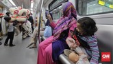 Barongsai beraksi di Stasiun LRT Velodrome, Jakarta, Sabtu (25/1). LRT Jakarta menggelar pertunjukan barongsai dan liang liong pada Tahun Baru Imlek untuk menghibur penumpang. (CNN Indonesia/ Adhi Wicaksono)