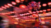 Penari memainkan tarian naga pada malam Imlek 2571 di kelenteng See Hin Kiong Padang, Sumatera Barat, Jumat (24/1). Selain melakukan sembahyang akhir tahun, malam imlek di klenteng tertua tersebut juga digelar atraksi barongsai dan tarian naga yang menjadi daya tarik warga setempat. (ANTARA FOTO/Iggoy el Fitra/pd).