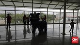 Barongsai beraksi di Stasiun LRT Velodrome, Jakarta, Sabtu (25/1). LRT Jakarta menggelar pertunjukan barongsai dan liang liong pada Tahun Baru Imlek untuk menghibur penumpang. (CNN Indonesia/ Adhi Wicaksono)
