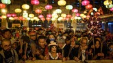 Masyarakat membakar dupa dan berdoa di Kuil Wong Tai Sin Hong Kong pada Jumat (24/1) untuk merayakan Tahun Baru Imlek. (Philip FONG / AFP)