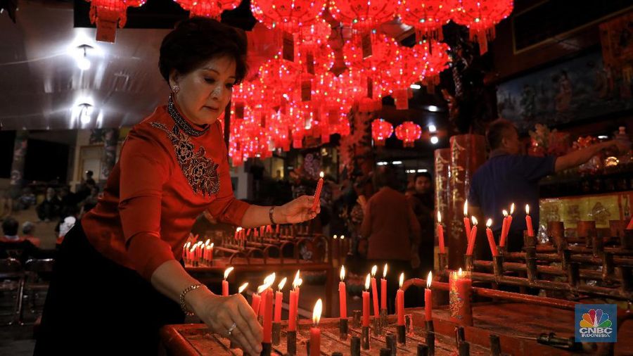 Warga keturunan Tionghoa melaksankan sembahyang di Vihara Amurva Bhumi, kawasan Karet Semanggi, Jakarta, Jumat (24/1/2020). Ibadah tersebut dalam rangka Tahun Baru Imlek 2571/2020. 


Tahun Baru Imlek selalu menjadi ajang perayaan terbesar bagi etnis Tionghoa, tidak hanya di negara asalnya tapi juga di seluruh dunia salah satunya di Indonesia.



Tahun Baru Imlek merupakan perayaan terpenting bagi orang Tionghoa. Perayaan tahun baru imlek dimulai pada hari pertama bulan pertama di penanggalan Tionghoa dan berakhir dengan Cap Go Meh pada hari ke-15.


Perayaan Imlek ini meliputi sembahyang Imlek, sembahyang kepada Thian dan yang terakhir dilakukan adalah perayaan Cap Go Meh. Tujuan dilakukannya sembahyang tersebut, sebagai rasa terima kasih atau rasa syukur untuk menyambut Tahun Baru.


Salah satu ciri khas dalam setiap perayaan Imlek adalah serba warna merah. Dalam budaya China, warna merah diidentikkan sebagai simbol kebahagiaan, kesehatan dan kemakmuran. 

Warna merah juga dipercaya dapat menangkal roh jahat dan mendatangkan keberuntungan.



Warna merah juga dipercaya dapat mengusir Nian atau sejenis makhluk buas yang hidup di dasar laut atau gunung yang keluar saat musim semi atau saat tahun baru Imlek.



Perayaan Imlek diyakini amat penting untuk memperoleh keberuntungan di tahun mendatang.


Tahun Baru Imlek sekaligus menandai dimulainya shio baru. Imlek tahun ini adalah shio tikus logam.



Warna merah dalam pakaian yang dikenakan adalah warna keberuntungan orang China. Warna itu dipercaya menakuti roh-roh dan nasib buruk.




Di Vihara Amurva Bhumi juga menampilkan atraksi Barongsai. Pagelaran Barongsai selalu ada setiap perayaan Imlek. 


Menurut kepercayaan orang China kuno, tarian barongsai menjadi cara untuk mengusir setan dan roh jahat. 




angpau juga dipercaya makin memperlancar rezeki di kemudian hari. Membagikan angpau pada saat Imlek berkaitan dengan transfer energi dan kesejahteraan yang juga dipercaya memperlancar rezeki di kemudian hari. (CNBC Indonesia/Andrean Kristianto).