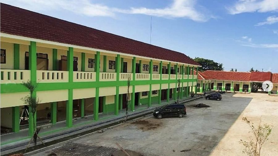 Presiden Jokowi menginstruksikan Kementerian PUPR untuk melakukan perbaikan gedung sekolah sejak Maret 2019 dengan dana APBN.