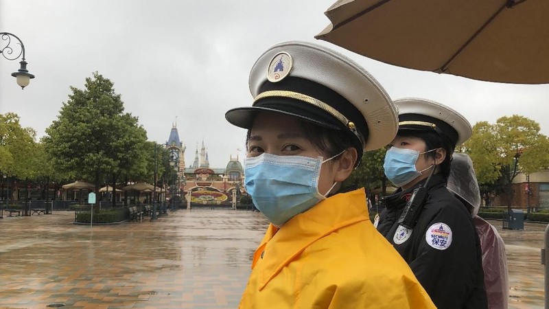 Melalui website, Disneyland Shanghai mengatakan kebijakan ini diambil sebagai langkah antisipasi.