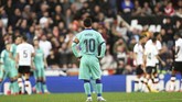 Kapten Barcelona Lionel Messi tidak mampu berbuat banyak saat melihat para pemain Valencia merayakan gol kedua. (AP Photo/Alberto Saiz)