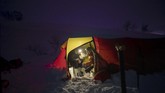 Bellanger dan Lag jadi terbiasa mendirikan dan menurunkan tenda hanya dalam beberapa menit. (Olivier MORIN / AFP)