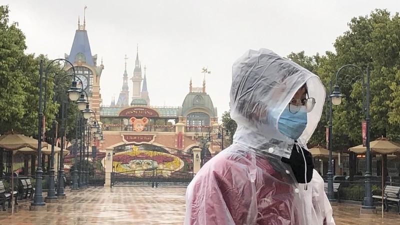 Melalui website, Disneyland Shanghai mengatakan kebijakan ini diambil sebagai langkah antisipasi.