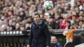 Pelatih Valencia Albert Celades memberi instruksi kepada para pemain di pinggir lapangan. Skor imbang tanpa gol bertahan hingga akhir babak pertama. (AP Photo/Alberto Saiz)