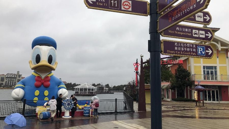 Melalui website, Disneyland Shanghai mengatakan kebijakan ini diambil sebagai langkah antisipasi.