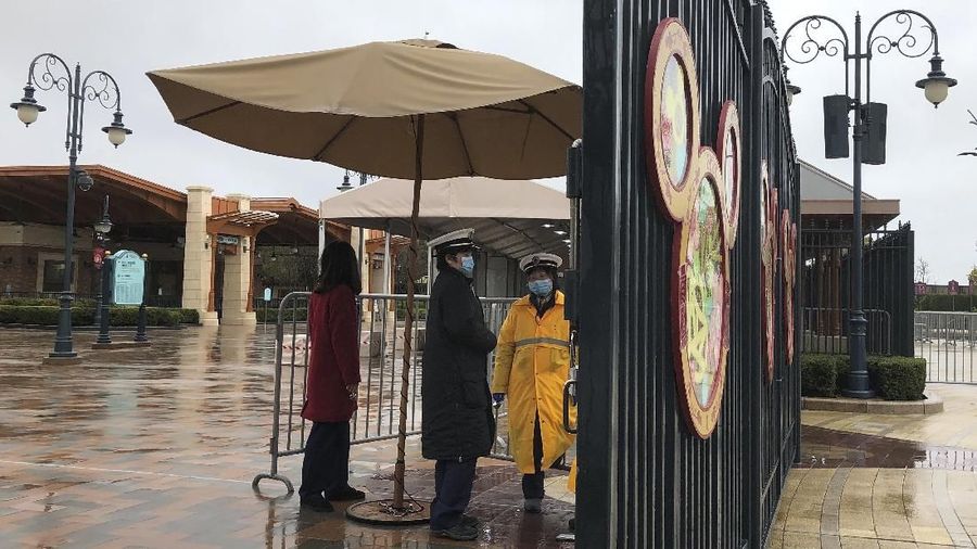 Melalui website, Disneyland Shanghai mengatakan kebijakan ini diambil sebagai langkah antisipasi.