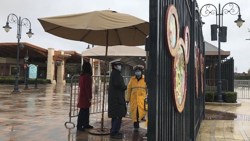 Melalui website, Disneyland Shanghai mengatakan kebijakan ini diambil sebagai langkah antisipasi.