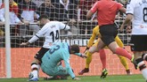 Laga berjalan sepuluh menit wasit Jesus Gil Manzano memberi Valencia tendangan penalti setelah bek Barcelona Gerard Pique melanggar pemain Valencia Jose Luis Gaya Pena. (JOSE JORDAN / AFP)